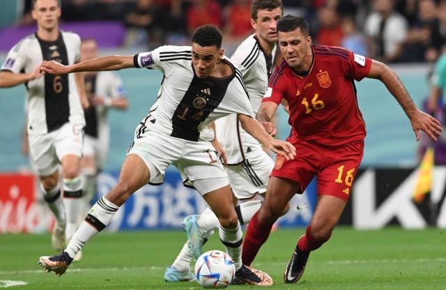 1669596151541078982.jpg rodri-of-spain-in-action-against-jamal-musiala--l--of-germany-during-the-fifa-world-cup-2022-group-e-soccer-match-between-spain-and-germany--efe.jpg